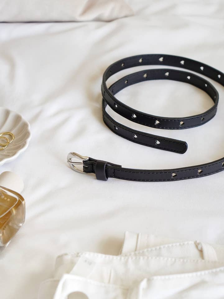 Cinturón negro de PU con agujeros en forma de corazón para venta al por mayor de Xander Kostroma