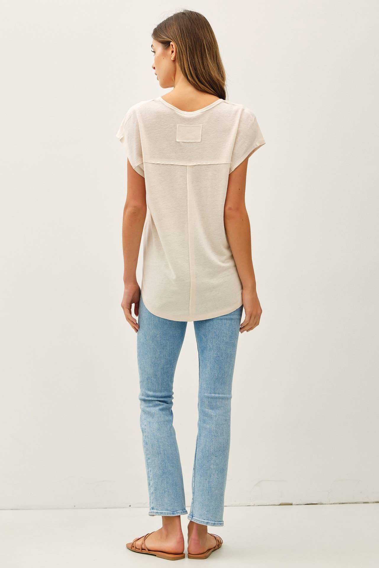 Be Cool - Wholesale T-Shirt - Women's - BACK RAW EDGE DETAILED V-NECK LINEN TEE 13