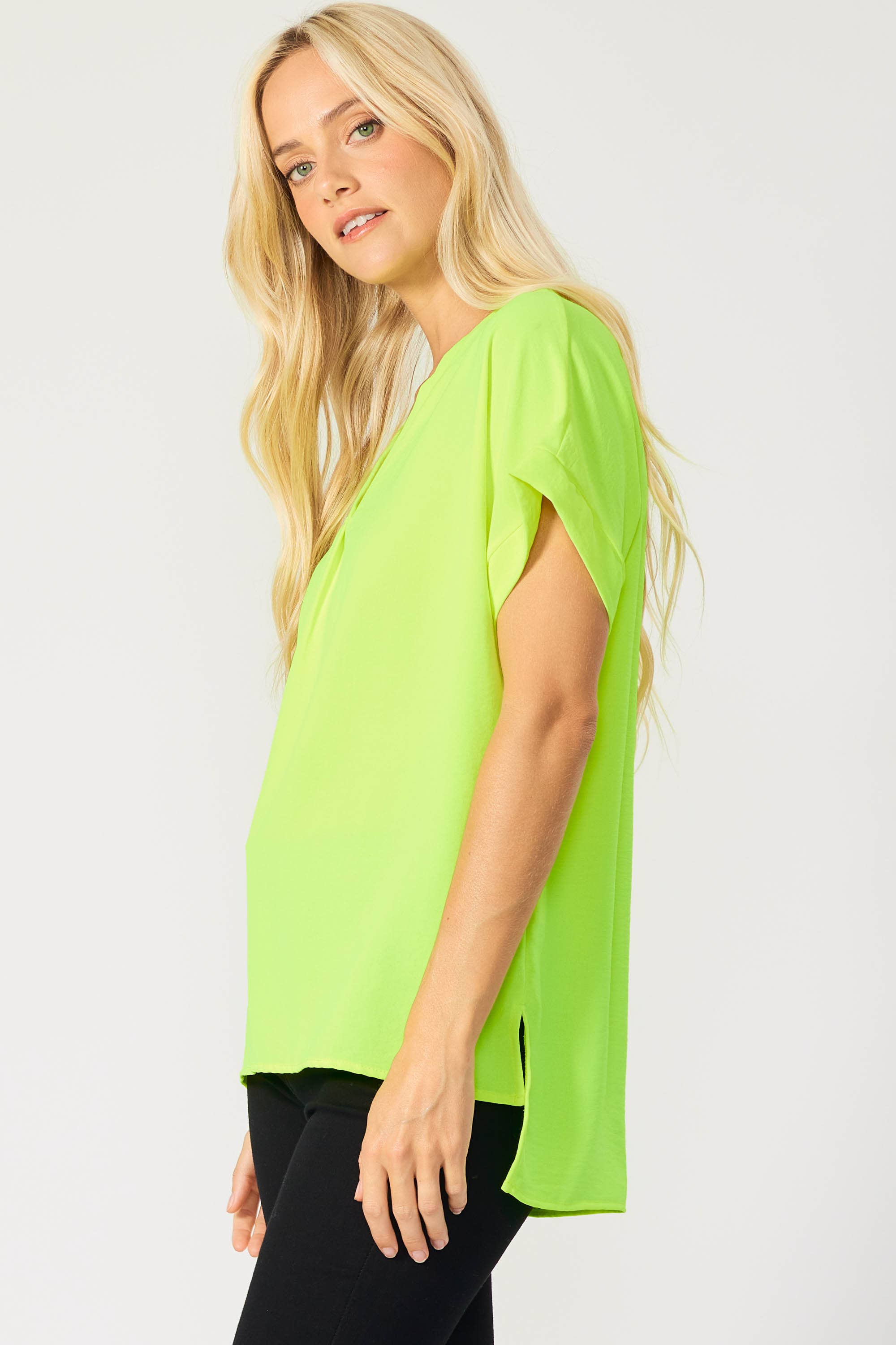 FSL Apparel - Vendita all'ingrosso Camicetta - Donna - ST3280 - TOP IN TESSUTO CON SCOLLO A V A MANICA CORTA, VESTIBILITÀ COMODA 16