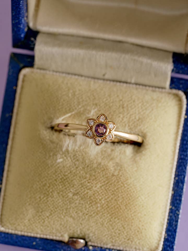 Anello Amethyst Fleur Lumiere per la vendita all'ingrosso da parte di Camellia NYC