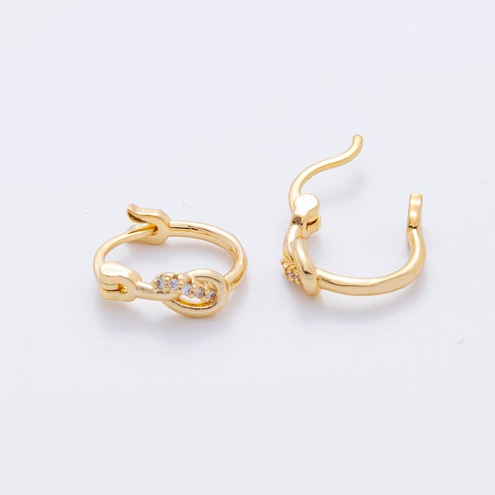 Boucles d'oreilles créoles à verrouillage français géométrique simple pavées de CZ en or rempli 18K | AJ205 pour la vente par Aim Eternal