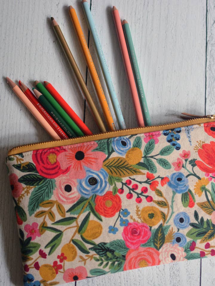 Flacher Beutel mit Reißverschluss aus Canvasstoff von Rifle Paper Co für den Großhandel von Bamboo Hill