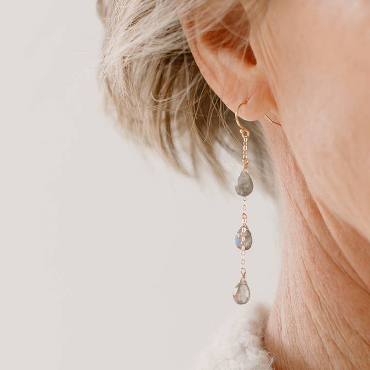 Boucles d'oreilles pendantes en or rempli 14 carats Josephine pour la vente par Laura Elizabeth