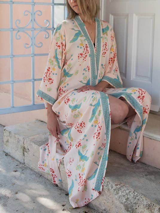 Peignoir kimono long en bambou pêche Crane Dance pour la vente par Verry Kerry