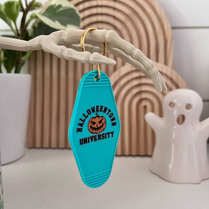 Porte-clés de motel de l'Université Halloween pour la vente par Glitter Paper Scissors