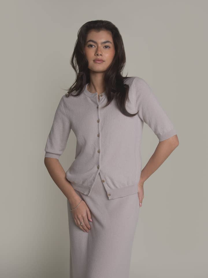 Kurzärmlige Kaschmir-Strickjacke mit Rundhalsausschnitt für den Großhandel von Fiora Muse