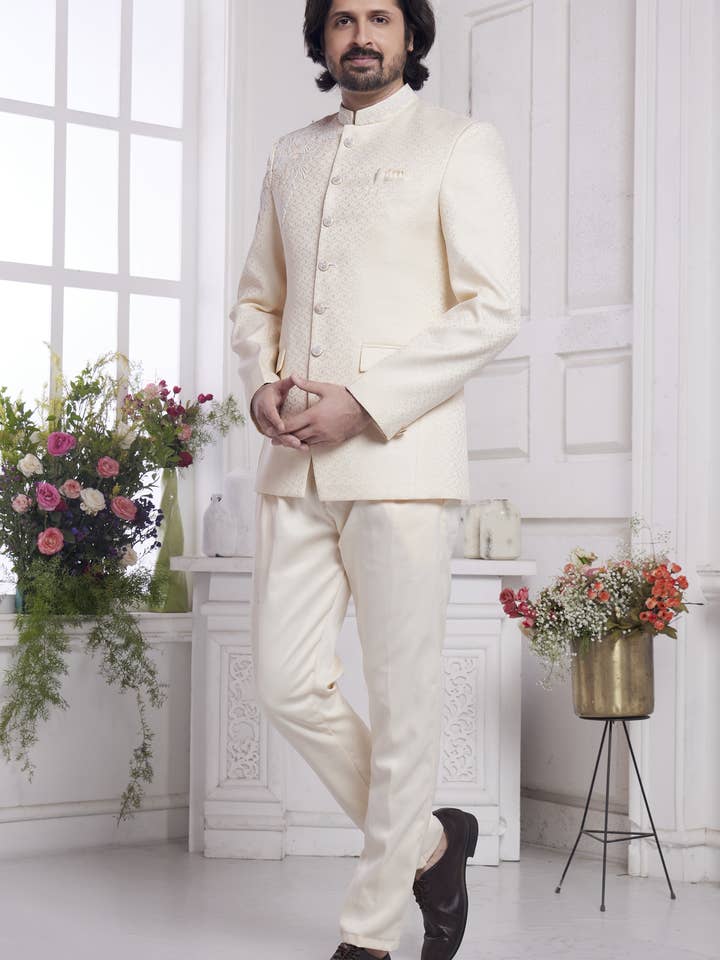 Costumes Jodhpuri traditionnels en soie jacquard crème avec pantalon pour hommes pour mariage - Travail de broderie pour la vente par HATKE BRIDE
