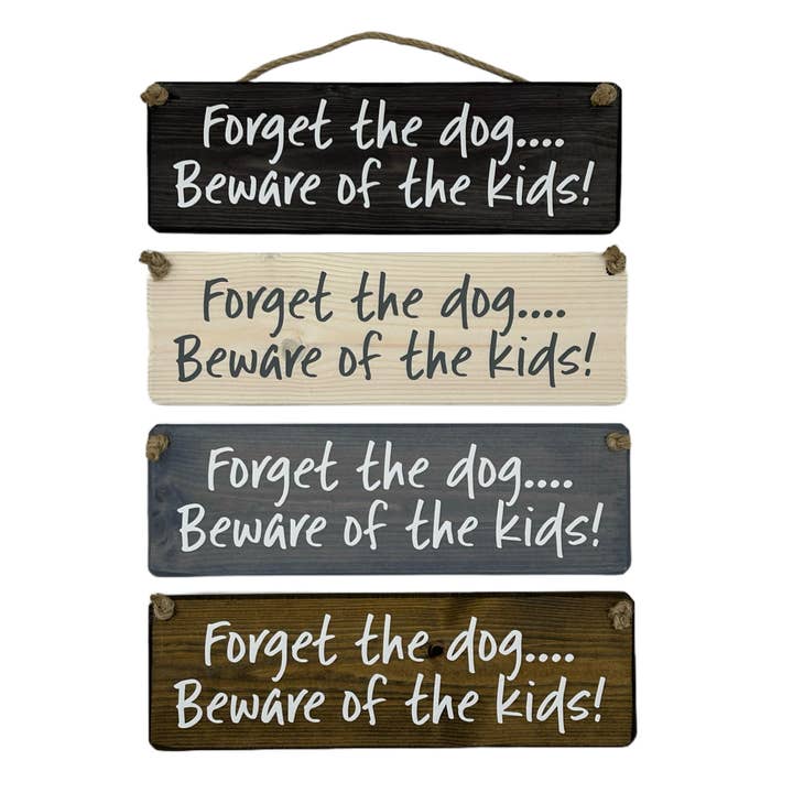 Glöm hunden, se upp för barnen! handgjorda hängande trä sig för wholesale av The Giggle Gift Company