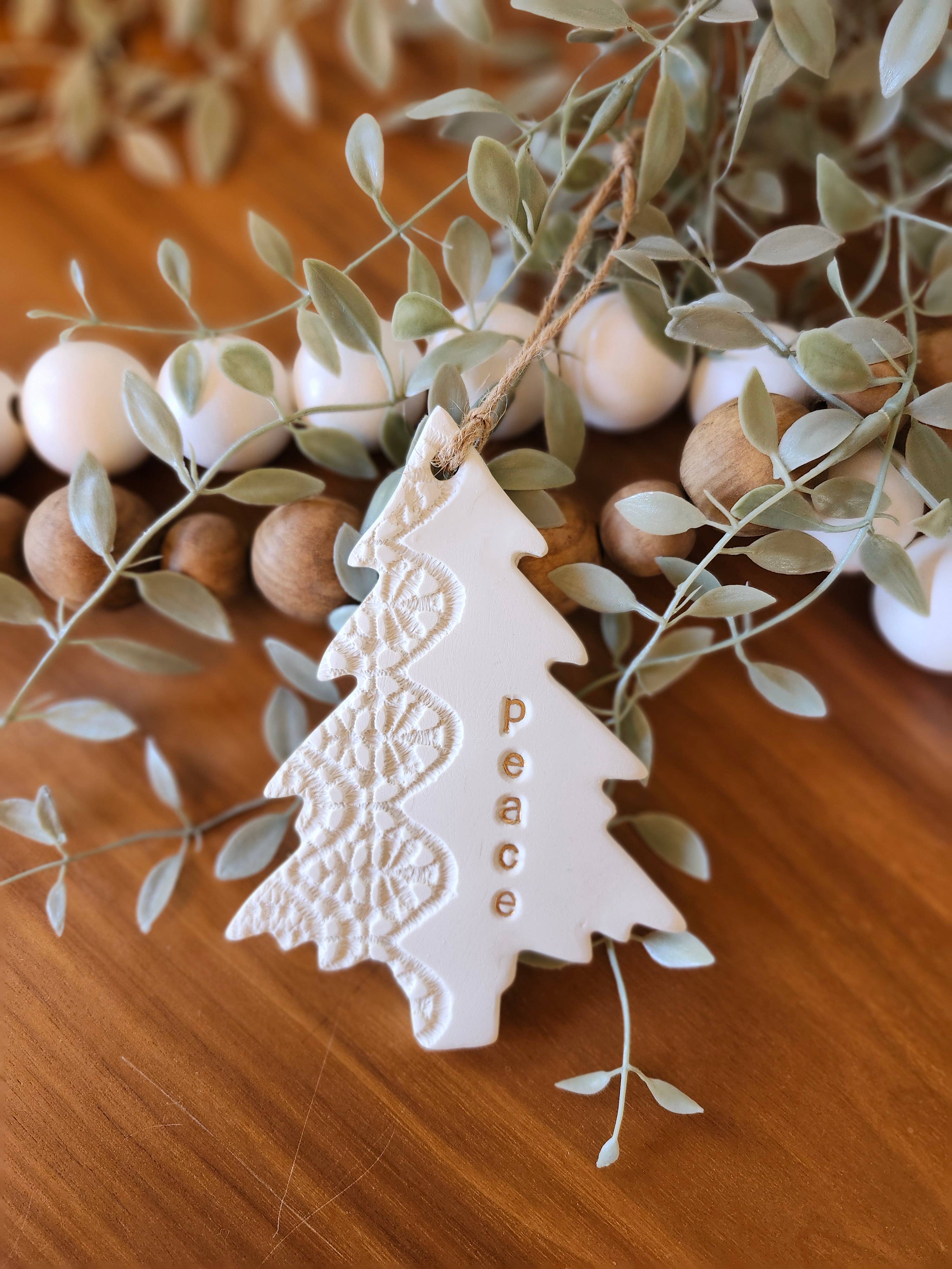 All the Things MN – wholesale Prydnad – Handgjorda julgransprydnader i lera Spetsprydnader med ord1