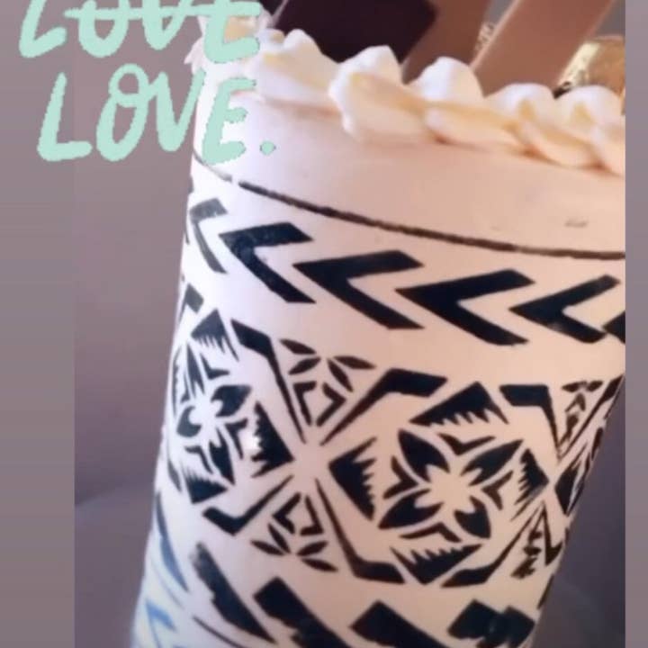 Pochoir à motif floral polynésien pour la vente par Belle Stencils