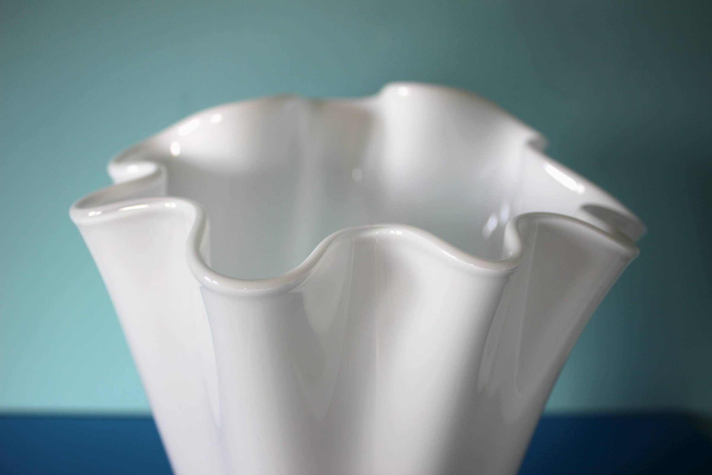 Signature Home Collection GmbH – Großhandel Vasen – Vase Glas gewellt weiß blickdicht Blumenvase Glasvase 4