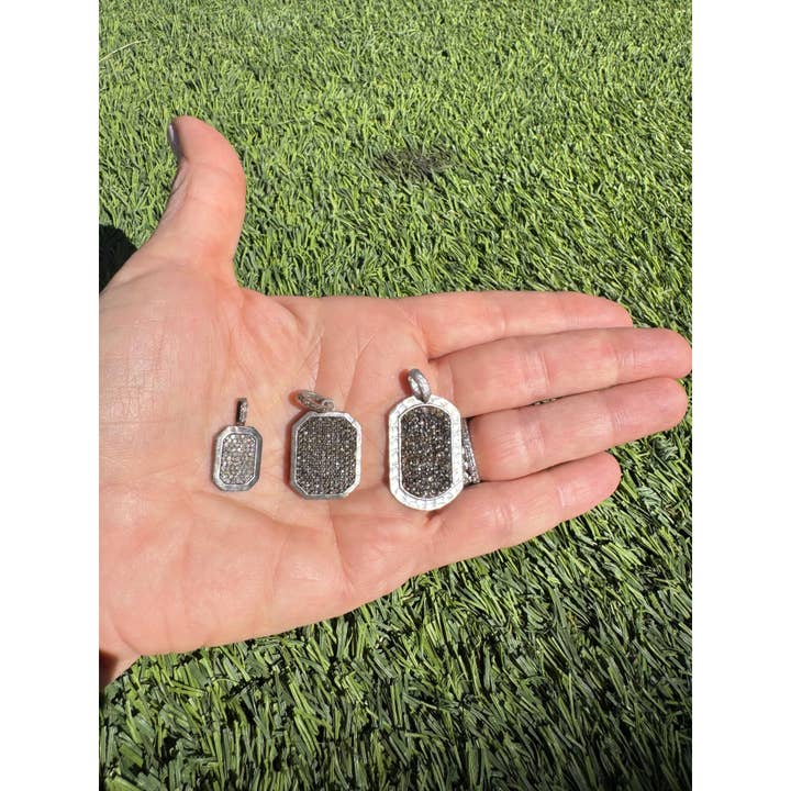 Pavé-diamant med hamrede detaljer dog tag-vedhæng for engroshandel hos ILISSA MICHELE JEWELRY