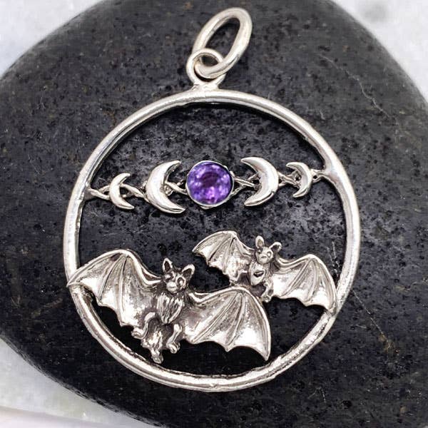 Pendentif en argent sterling « Chauves‑souris en vol » — Phases de la Lune avec pierre précieuse pour la vente par Goddess Design Studio