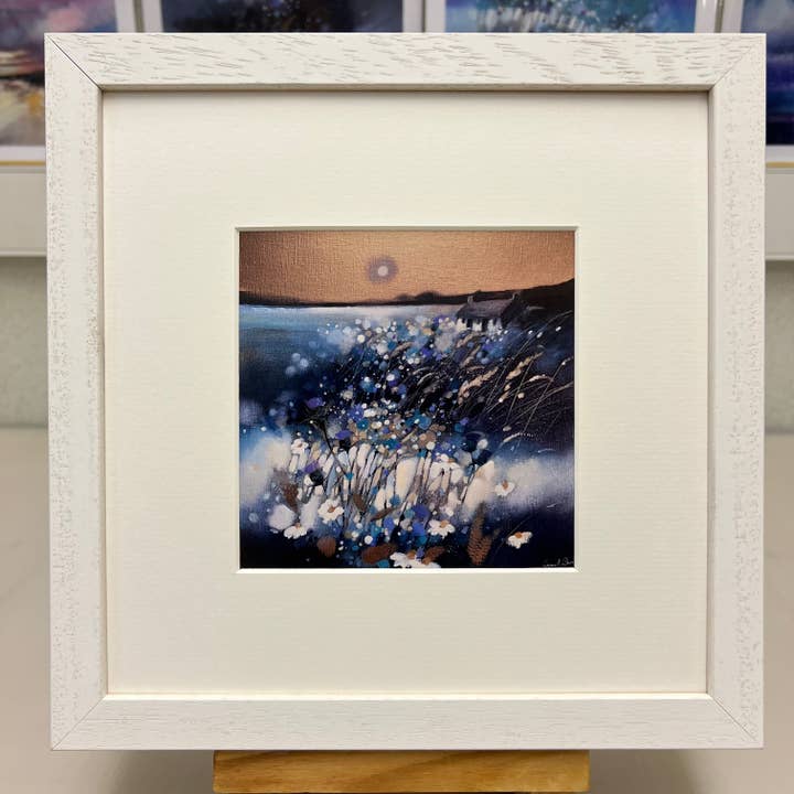 'Alla luce della luna, Sutherland' - Biglietto d'auguri con cornice per la vendita all'ingrosso da parte di Emma S Davis Artist