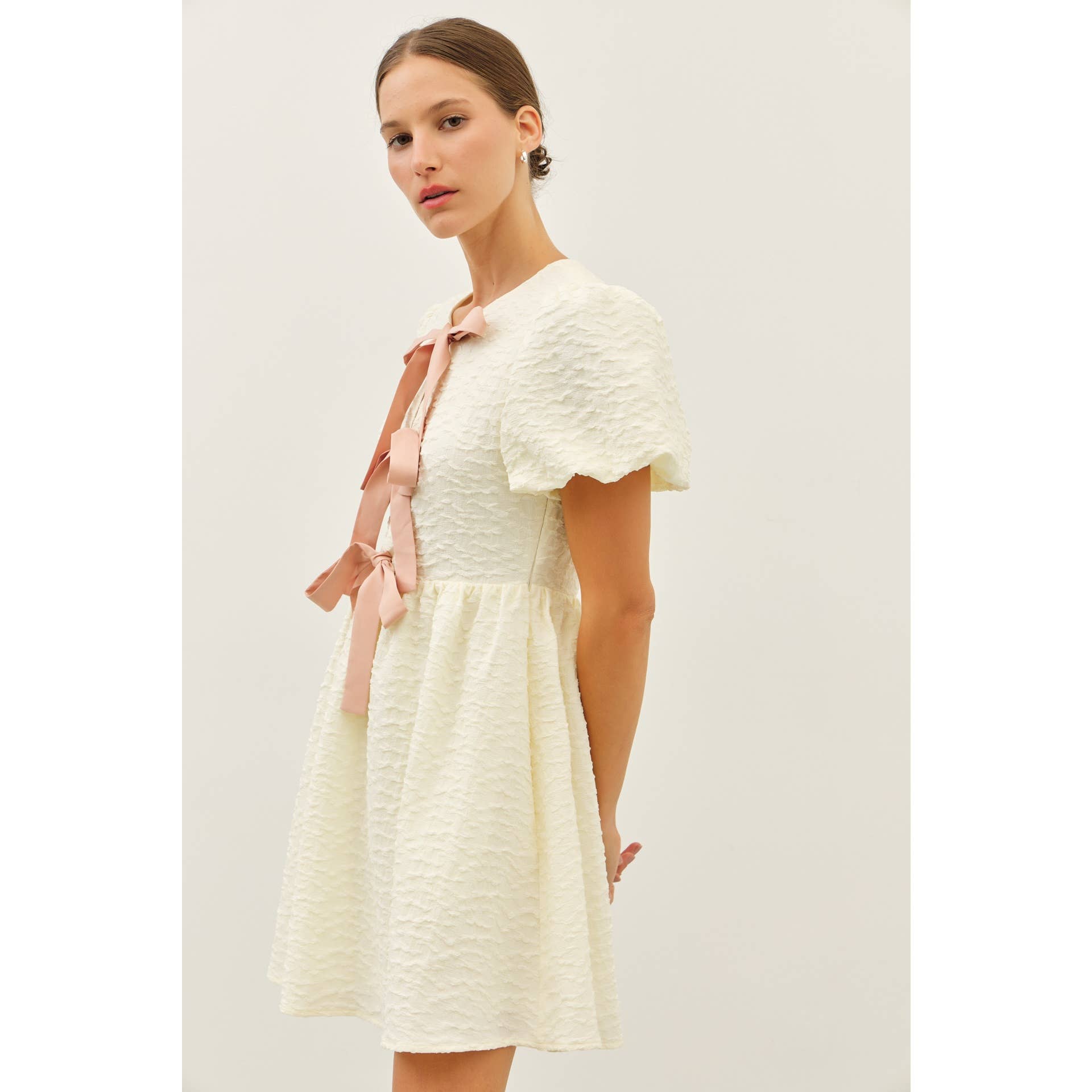 idem ditto – Großhandel Kleid – Damen – Mini-Kleid mit Bubbel-Textur, Schleifen-Detail vorne und Puffärmeln2