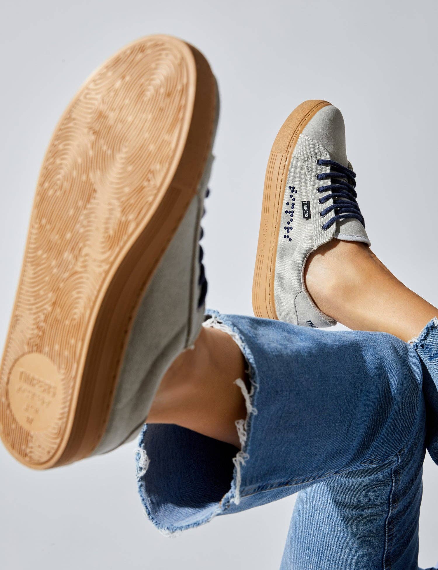 Timpers - Wholesale Athletic Sneakers - Unisex - Zapatillas Veganas Grises Diseñadas por Personas con Discapacidades3