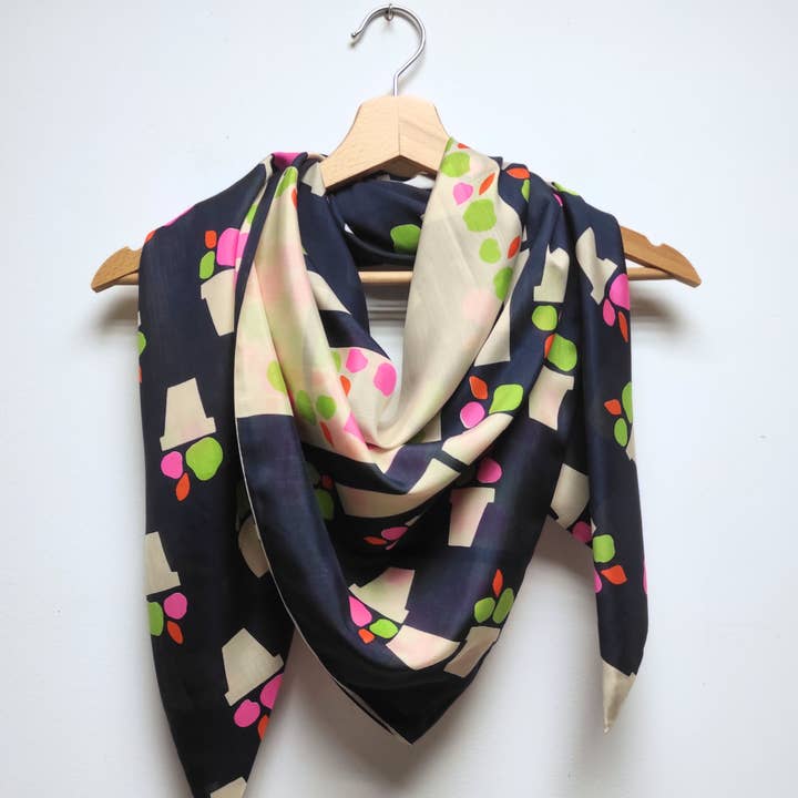 Pañuelo de seda 100% Power de Kylma Fluo para venta al por mayor de Julie Bonnard
