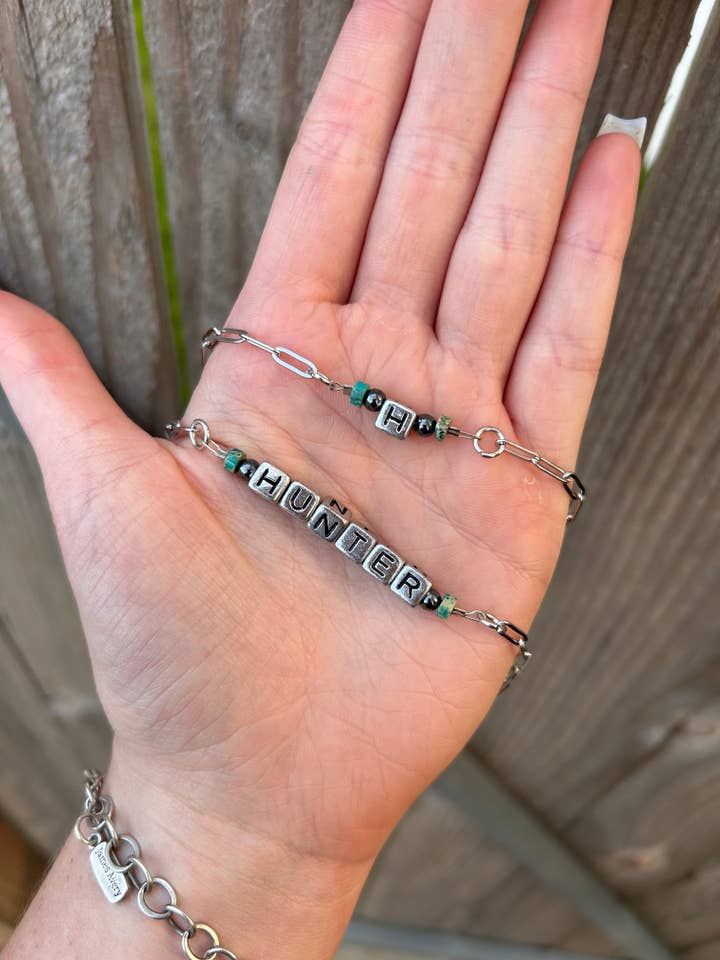 Brugerdefineret navnehalskæde med turkis for engroshandel hos Delanie Nicole