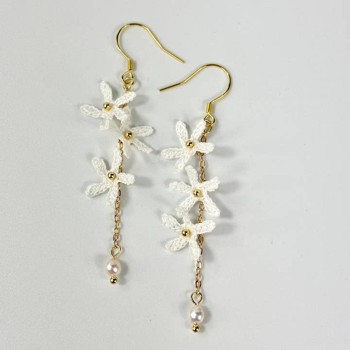 Mikrovirkade blommiga örhängen med pärldroppe för wholesale av Crochet Whispers