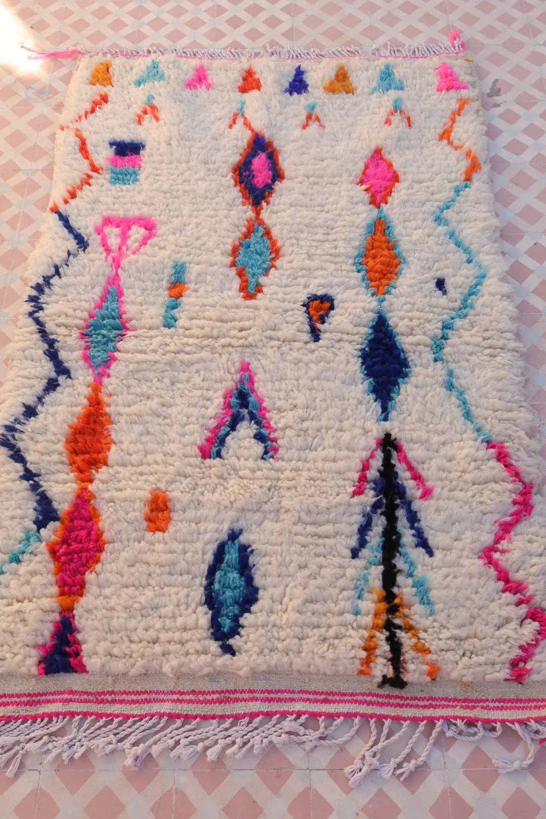 Néda – Engroshandel Løst tæppe – Hvidt Azilal Berber Tæppe med Fluorescerende Farvede Mønstre -2