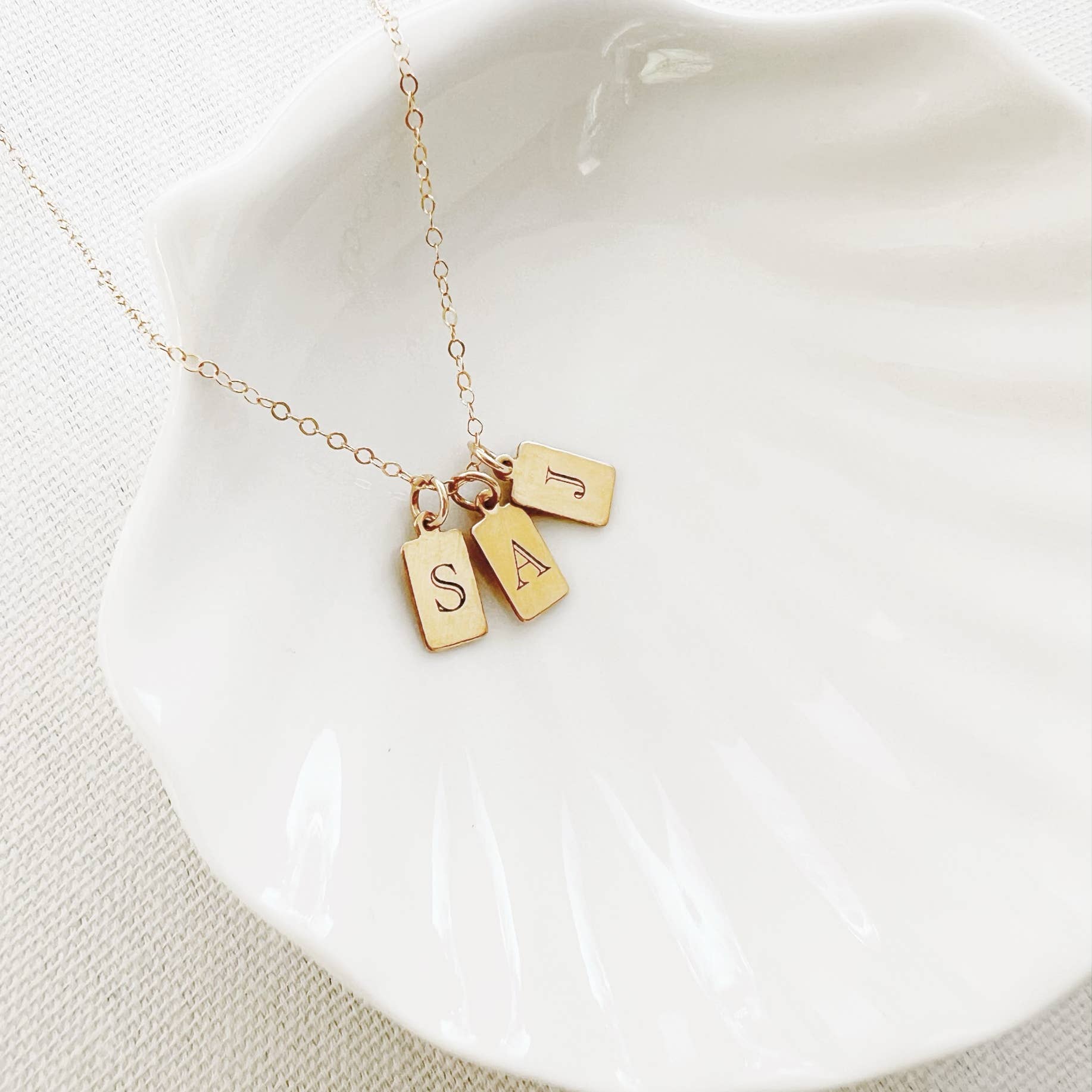 True by Kristy Jewelry - Vente Colliers à pendentif - Collier avec mini-étiquette initiale gravée, personnalisé, rempli d'or6