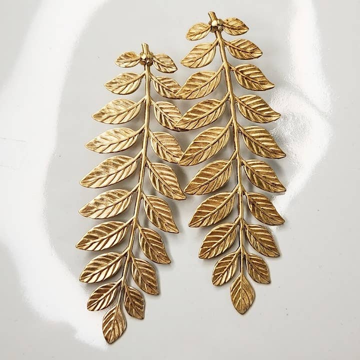 Orecchini a perno con fronde di felce in ottone dettagliate per la vendita all'ingrosso da parte di Sara Sela Jewelry
