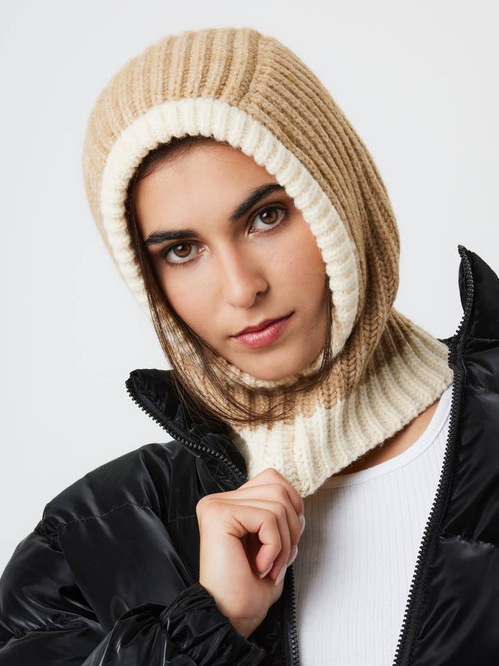 Ribgebreide bivakmuts met losse pasvorm in beige voor wholesale door My Accessories London