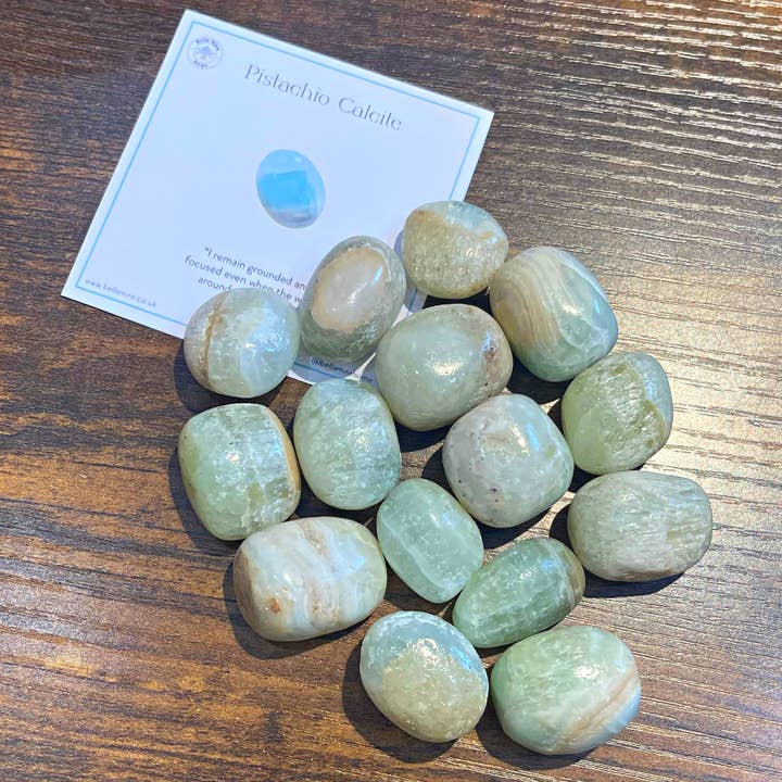 Cristalli burattati in calcite di pistacchio, 100 g, con schede informative per la vendita all'ingrosso da parte di BellaMira Home