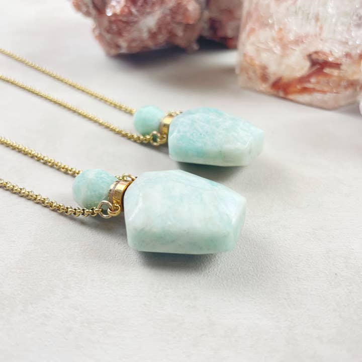 Ewelina Pas Jewelry – Großhandel Kette mit Anhänger/Charm – Halskette aus goldfarbenem Pentagon mit Amazonit-Flasche
