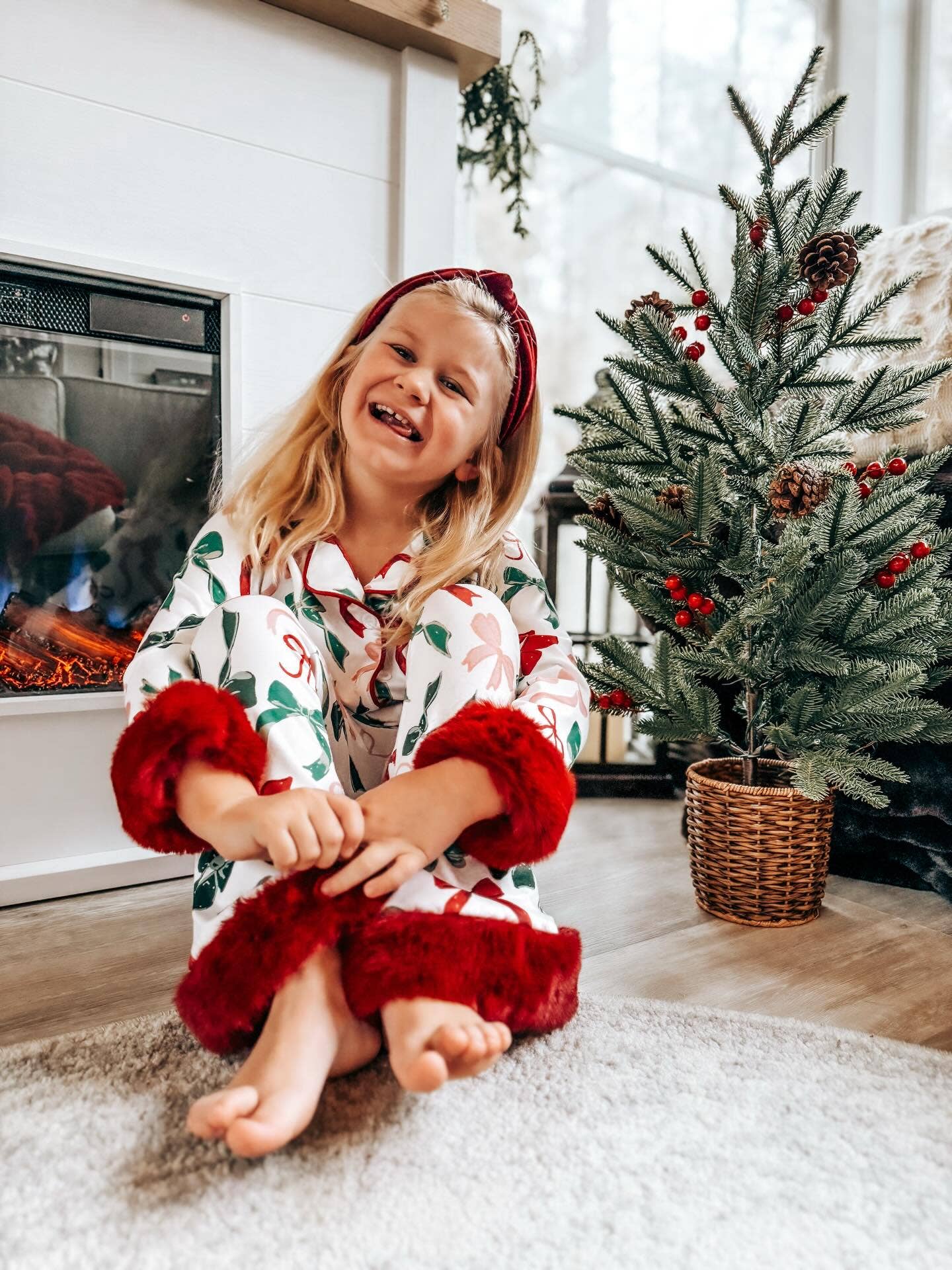 Rylee Faith Designs - Vente Haut et bas de pyjama – enfant - Ensemble de pyjama de Noël à imprimé nœud de fête – Vêtements de nuit confortables pour filles avec bordure rouge4