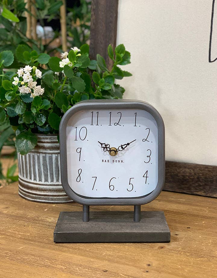 DesignStyles Home – Großhandel Tischuhr – Rae Dunn Kaminuhr aus Metall und Holzfuß1