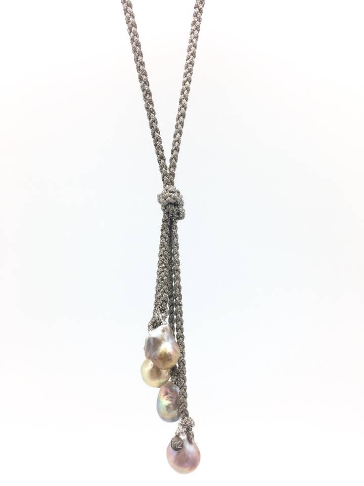 Collier Matilda en perles et perles métallisées champagne pour la vente par In2 design