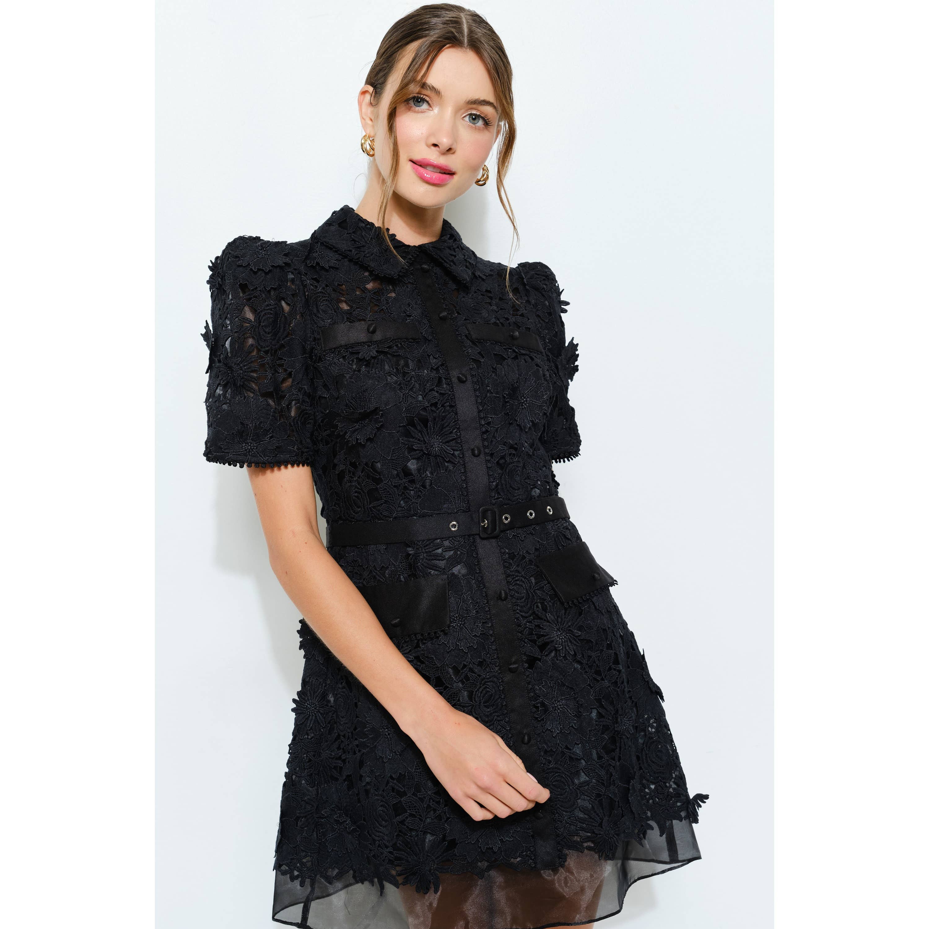 INA – Engroshandel Kjole - Dame – Kort pufærmet blomstret blonde minikjole med bælte0