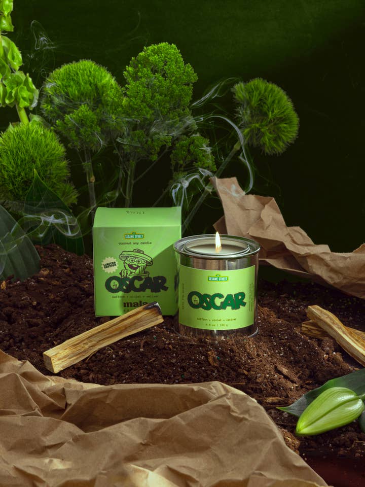Bougie Sesame Street : Oscar | Bougie à la cire de noix de coco et de soja pour la vente par Mala the Brand