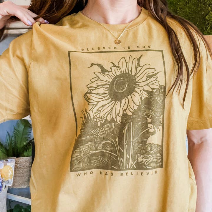 Maglietta di Pasqua Benedetta Versetto della Bibbia Girasole Fede Cristiana per la vendita all'ingrosso da parte di Faith & Life Christian Brands