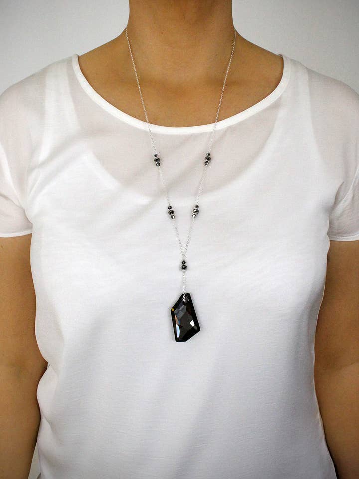 Long collier en argent avec cristaux Black Diamond pour la vente par DIGE DESIGNS