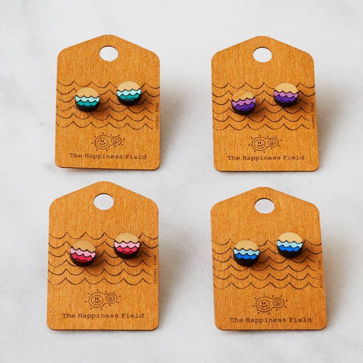 Wave over Wave - einfache Ohrringe im Holzschliff für den Großhandel von The Happiness Field