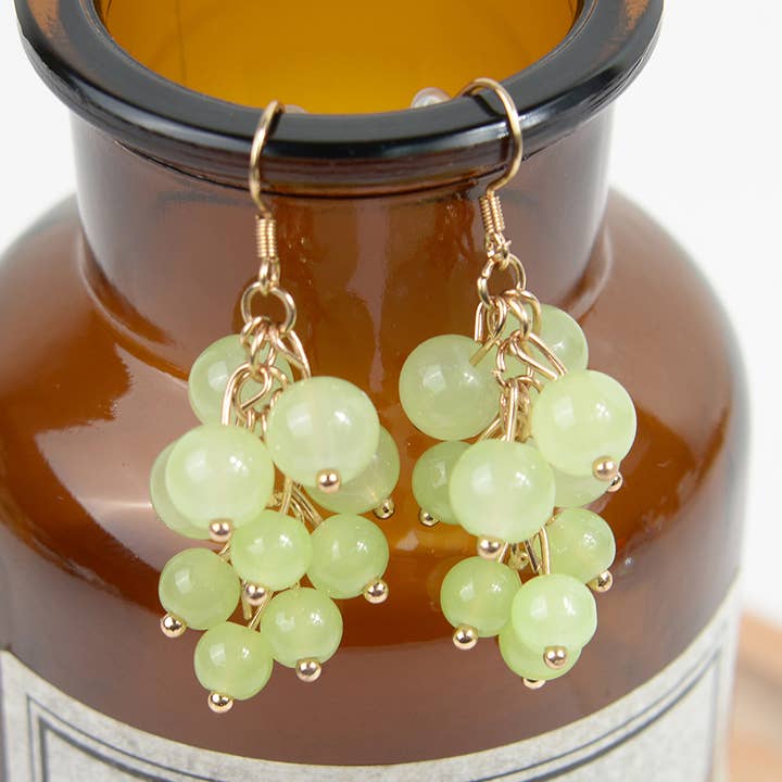 Boucles d'oreilles pendantes Summer Green Grape pour la vente par SoapElenGlen