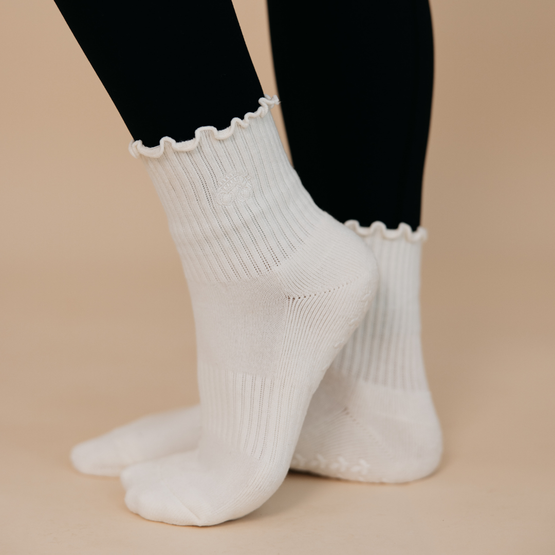 Almla Active - Wholesale Socks - Women's - Oat Milk Cream Neutral Pilates Grip Socks – Daily Grind2