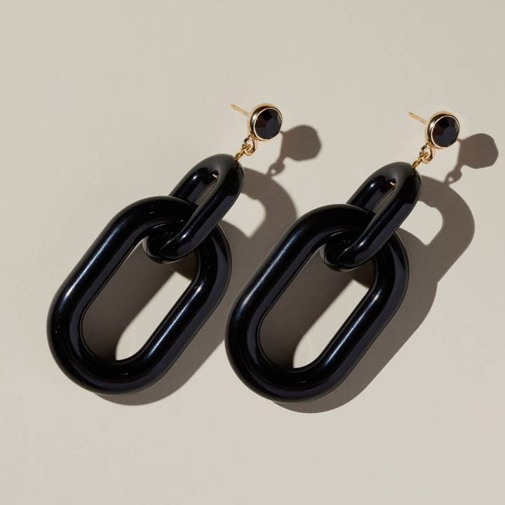 Boucles d'oreilles à chaîne en acrylique Bianca noires pour la vente par Nickel and Suede
