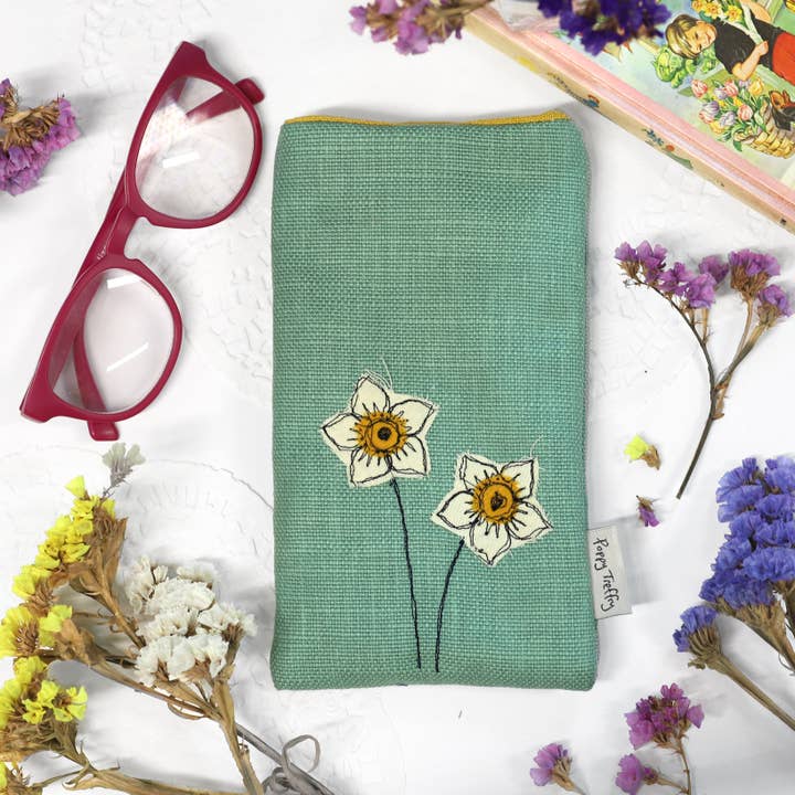 Étui pour téléphone/lunettes à jonquilles pour la vente par Poppy Treffry