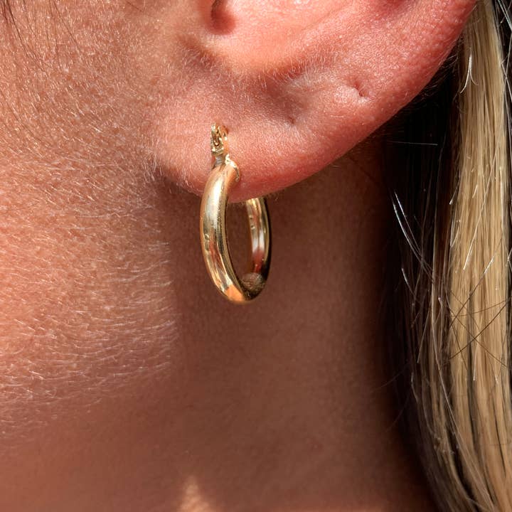 Orecchini a Cerchio Piccoli e Leggeri in Oro Riempito – Gioielli Minimalisti per Tutti i Giorni per la vendita all'ingrosso da parte di Mali Beads