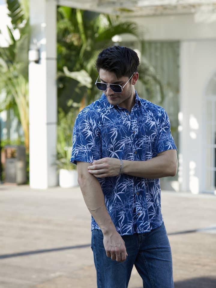 Chemise à boutons imprimée bambou pour la vente par The ULU Canada Ltd.