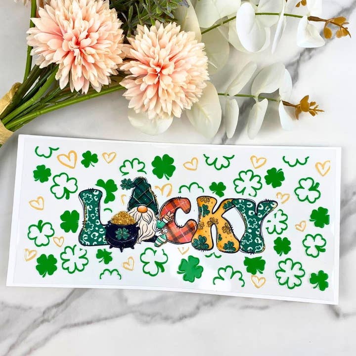 Afortunado (Gnomo de la Paz) | Envoltura UV DTF de 16 oz para venta al por mayor de HKS Custom Designs