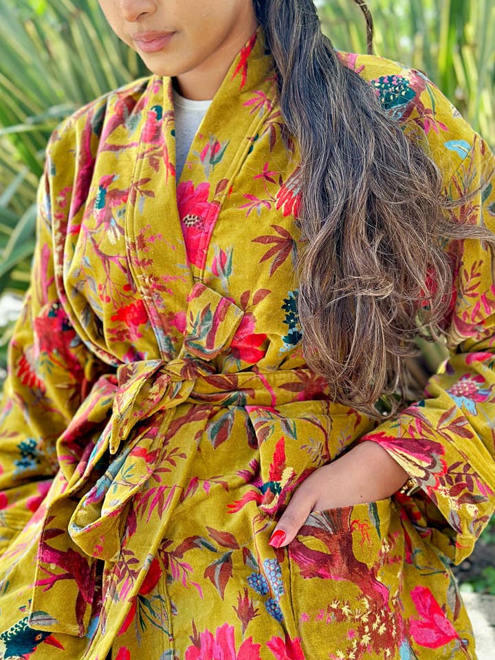 Bata de terciopelo de lujo unisex con forro, estilo kimono boho, regalo para San Valentín | Verde henna con pájaros exóticos y rayas tropicales para venta al por mayor de Essential Designs London