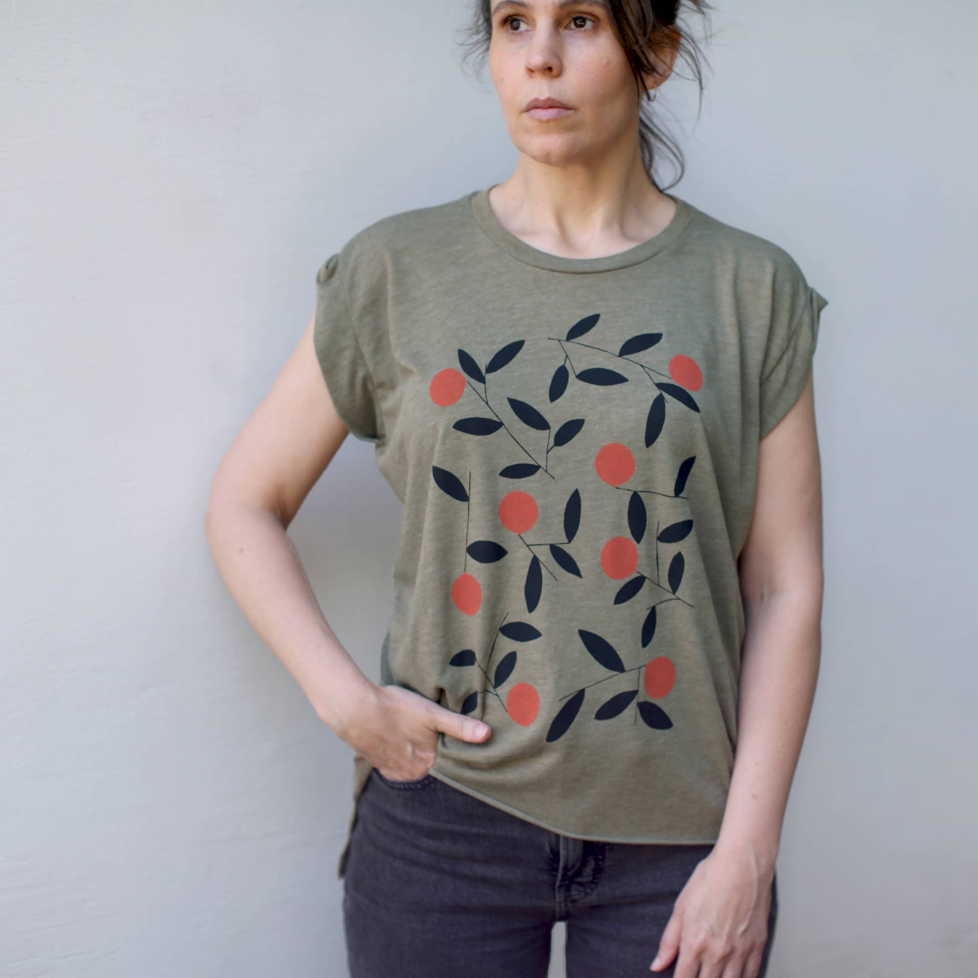 Blackbird Supply Co. – Großhandel T-Shirt mit Siebdruck – Damen – Muscle-T-Shirt für Damen mit gerollter Manschette und Orangenmuster von Citrus Season0