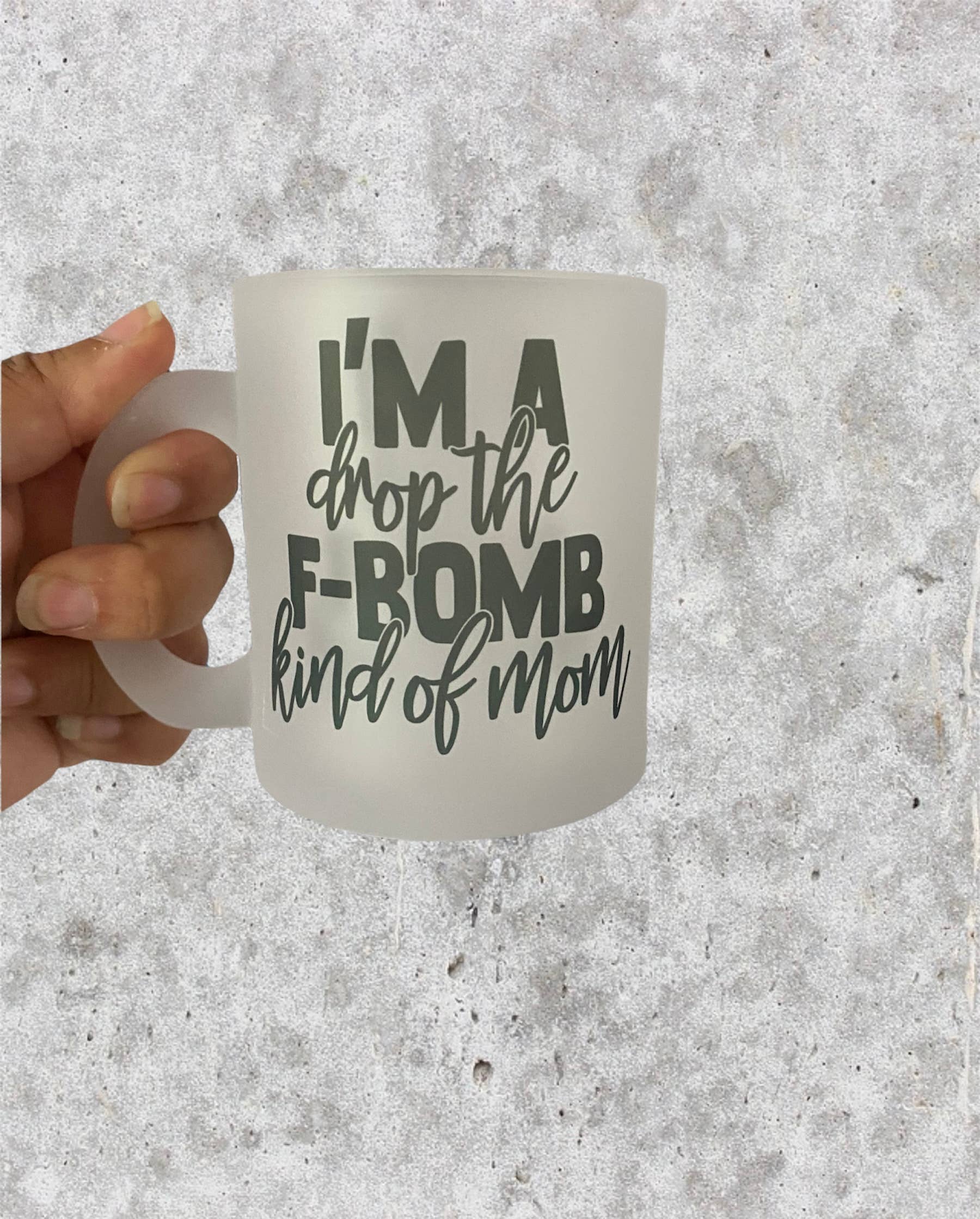 D2JCrafts – wholesale Kaffekoppar – Jag är en droppe F-Bomb typ av mamma Frosted Coffee Mugg2