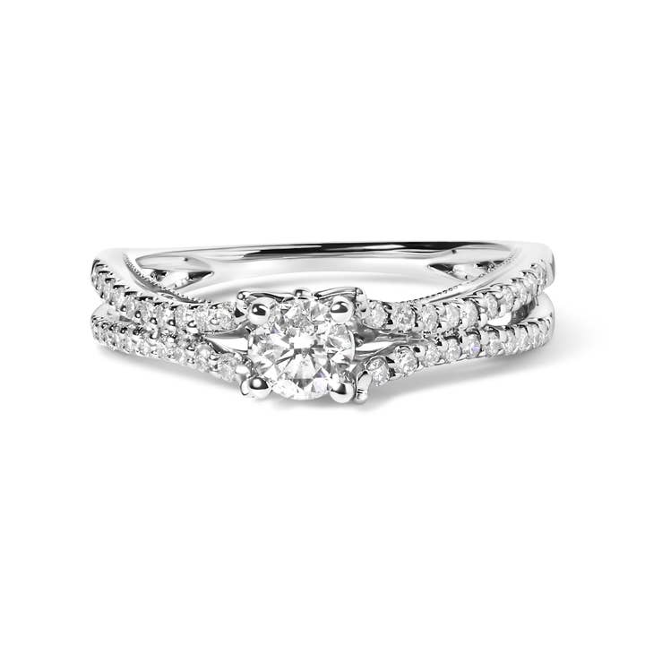Bague de fiançailles en or blanc 14K avec diamants 5/8 ct au total et anneau à double bande. pour la vente par Infinite Jewels