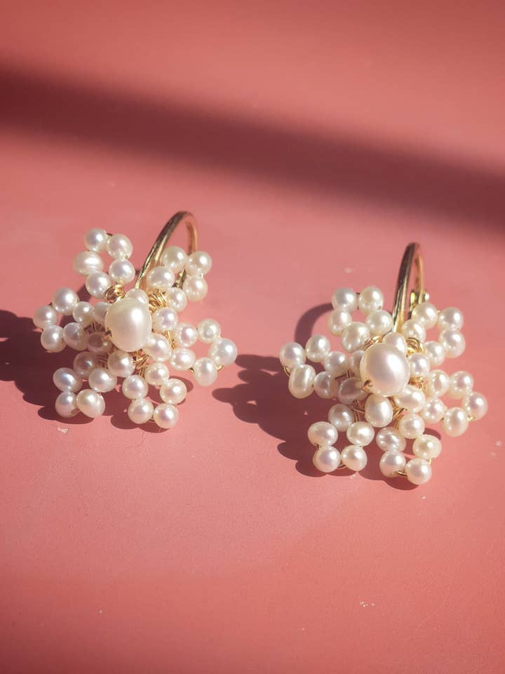 Pärlblomma örhängen för wholesale av Melania La Via