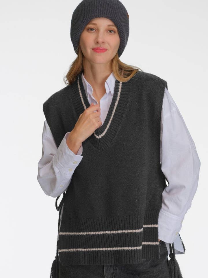 VTC0048 Gilet en maille à col en V avec franges pour la vente par MiMi Wholesale